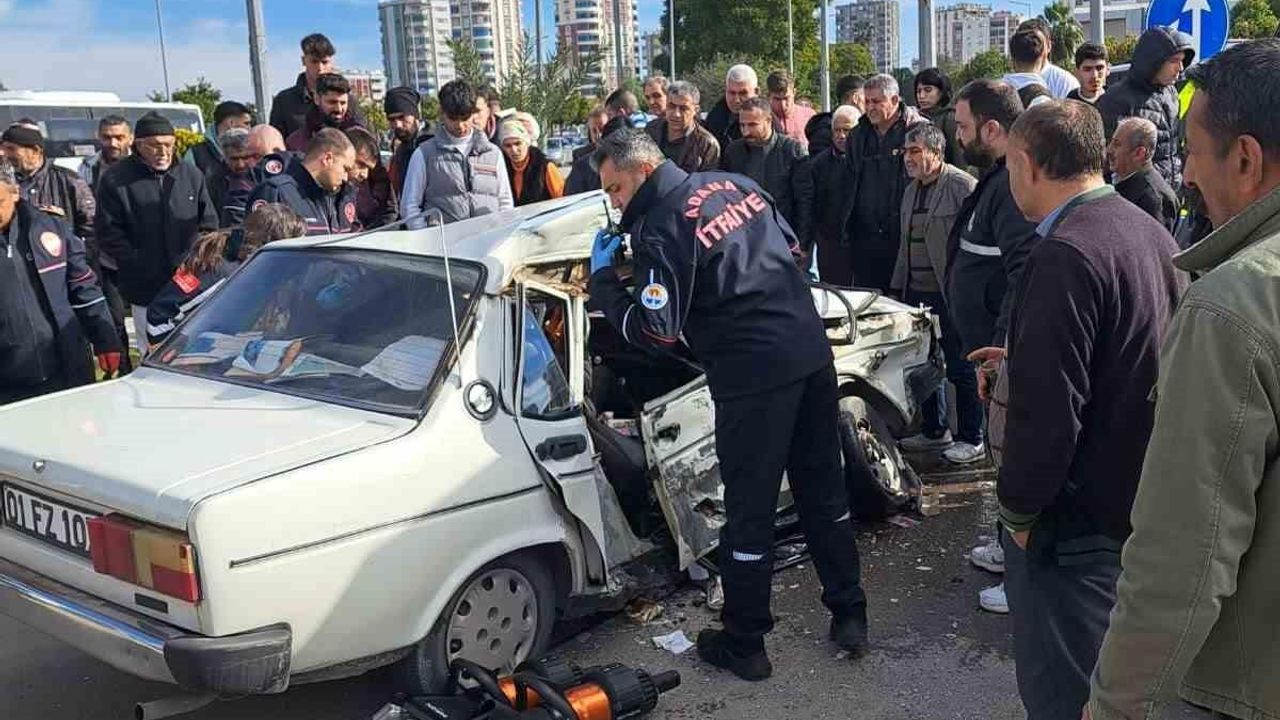 Adana’da Tofaş marka otomobil ile midibüs çarpıştı: 9 yaralı