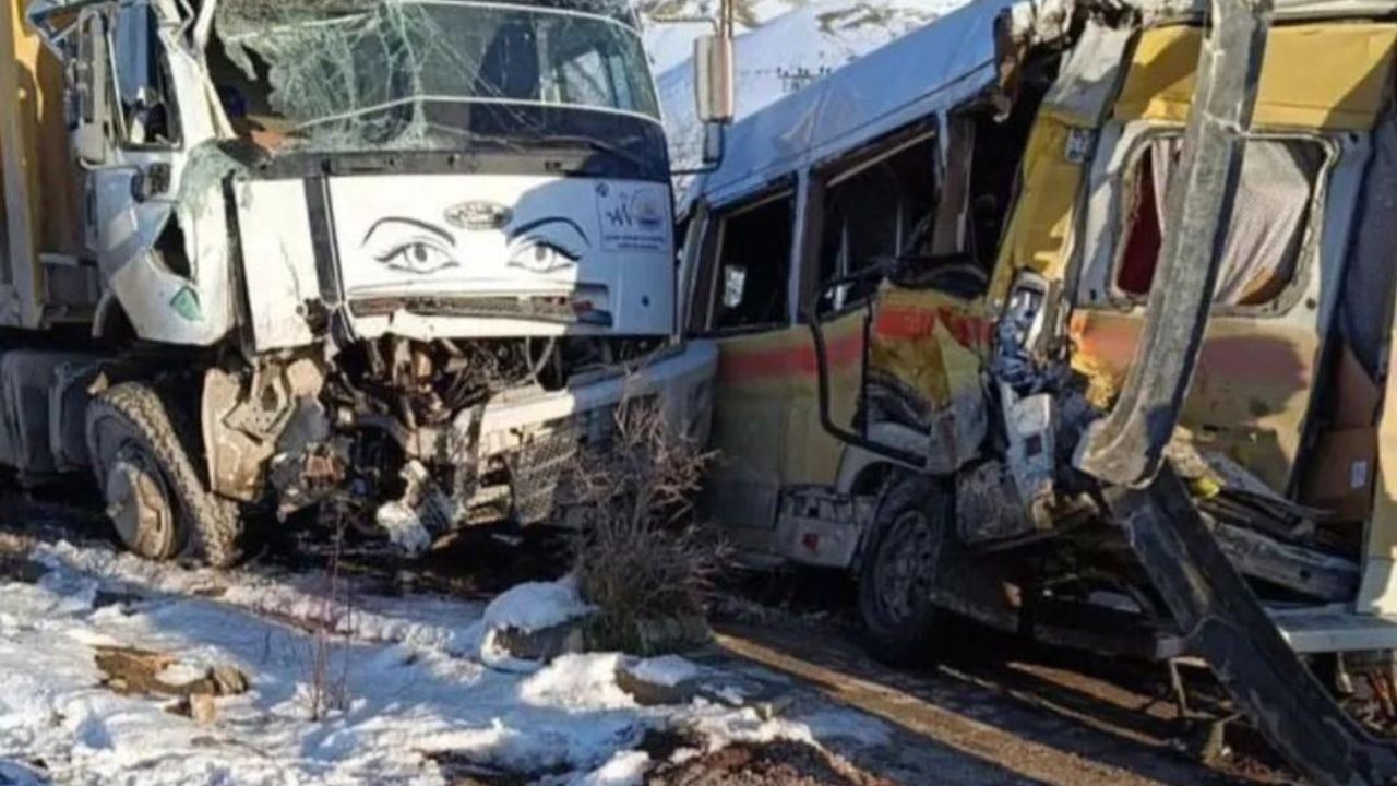 Van’da kamyon ile minibüs çarpıştı: 11 yaralı