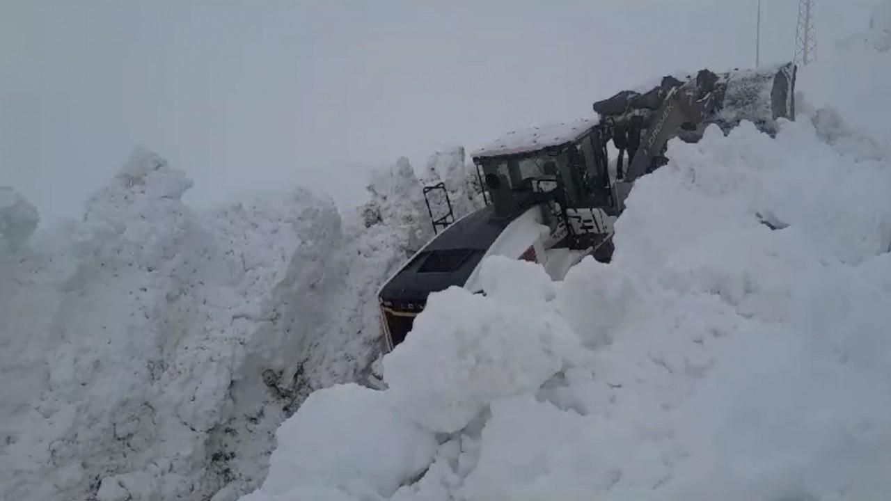 Yüksekova’da 5 metreyi geçen kar tünellerinde iş makinaları gözden kayboldu
