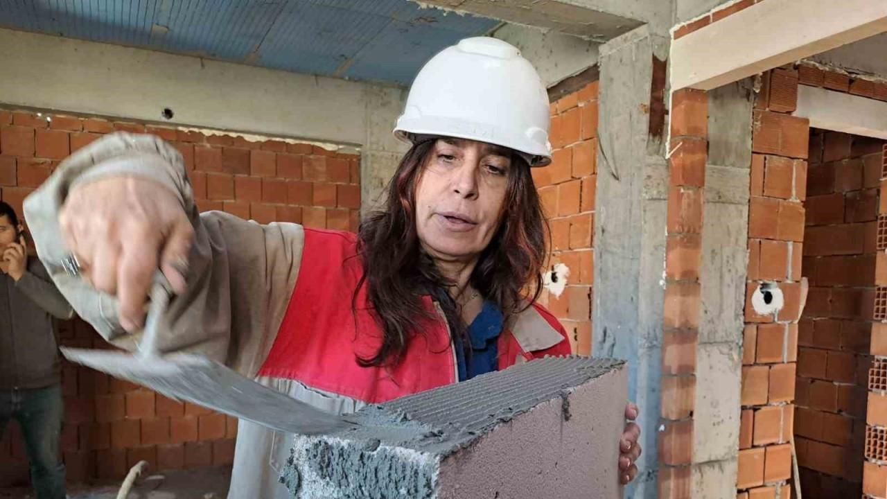 Aylık 60 bin liraya çalıştıracak usta bulamayan kadın müteahhit inşaatta kendi çalışıyor