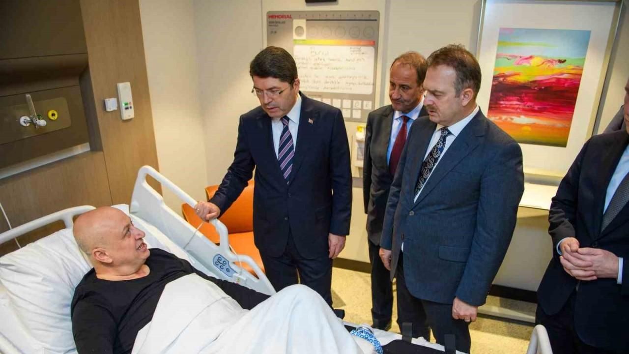 Bakan Tunç, İstanbul Adliyesi’ne düzenlenen saldırıda yaralanan polisleri ve vatandaşları ziyaret etti
