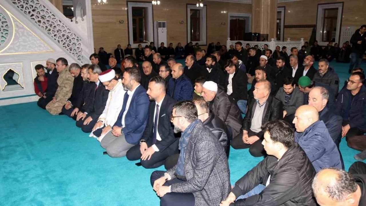 Bitlis’te Miraç Kandilinde depremde hayatını kaybedenler için mevlit okutuldu