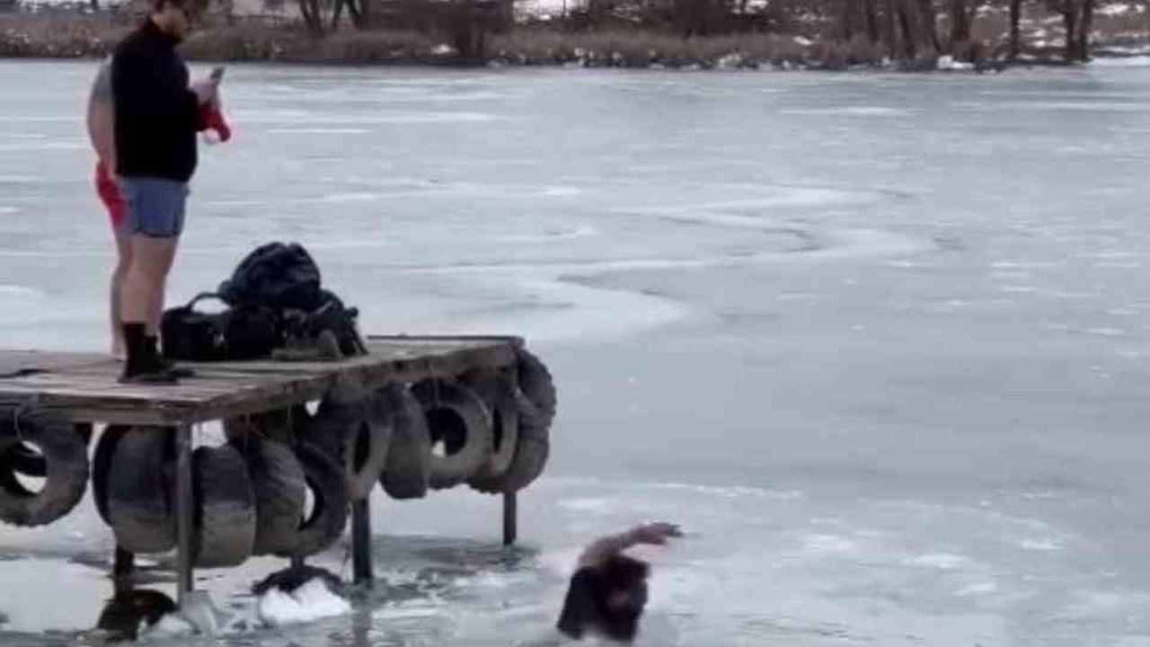 Buzlu gölette fotoğraf çektirirken, buz kırılınca kendini suda buldu