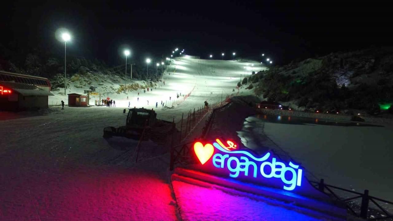 Ergan Kayak Merkezi’nde gece kayak keyfi