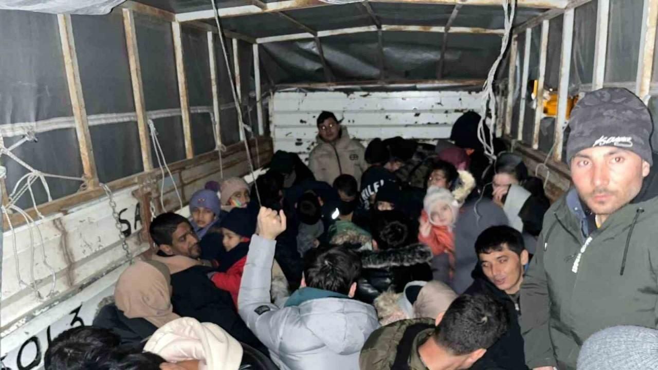Ezine’de kamyonet kasasında 42 kaçak göçmen yakalandı
