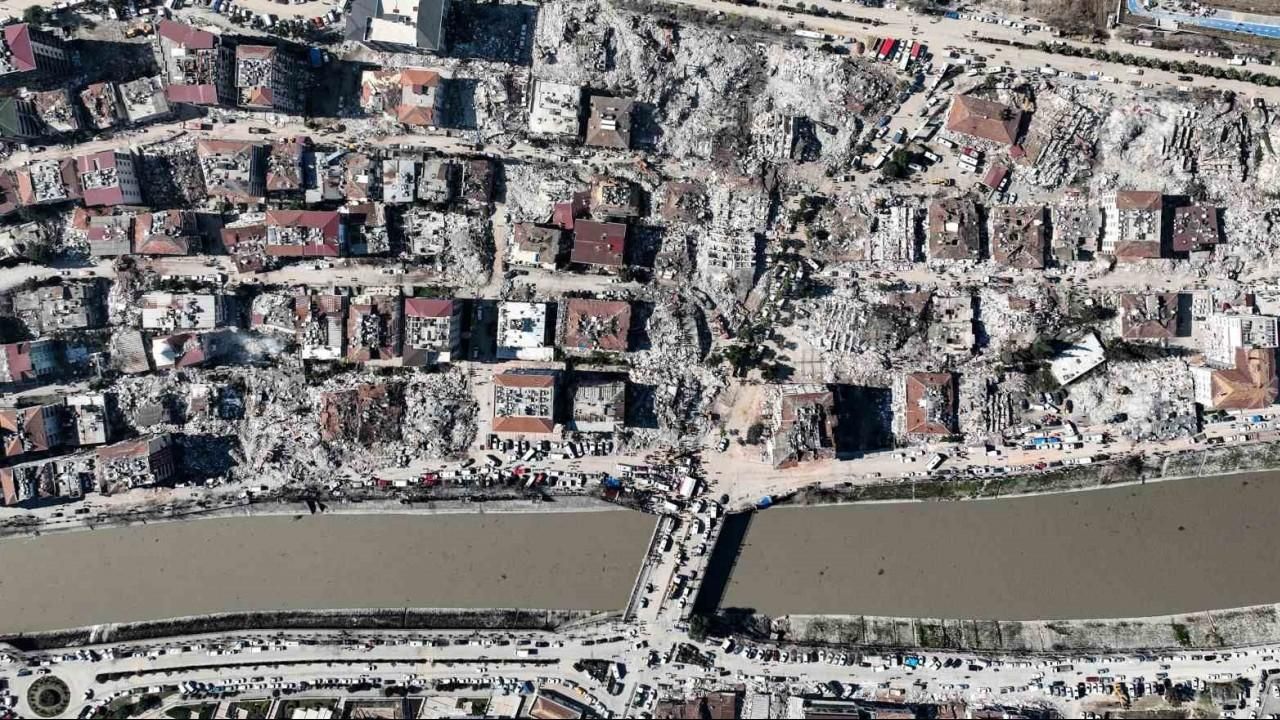 Hatay’da depremin ortaya çıkarttığı hasar 1 yıl sonra görüntülendi