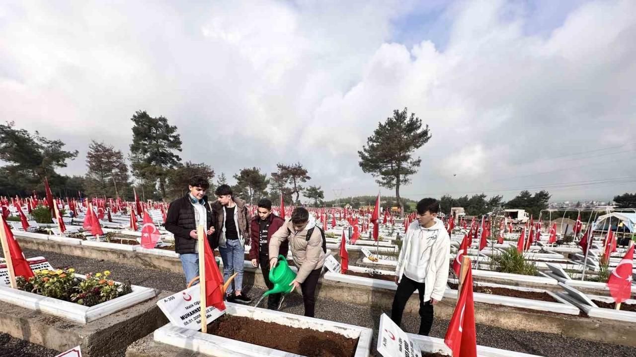 Kahramanmaraş’ta depremin yıldönümünde mezarlıklar doldu taştı
