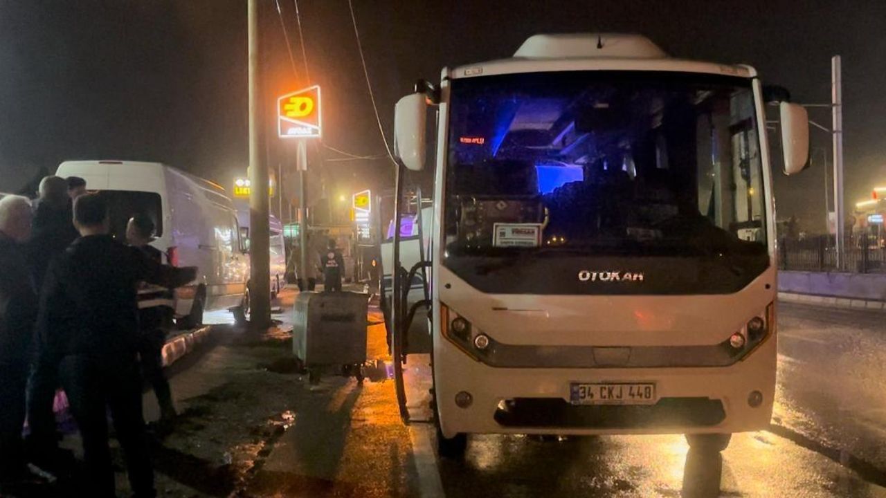 Tur otobüsü aydınlatma direğine çarptı: 10 yaralı