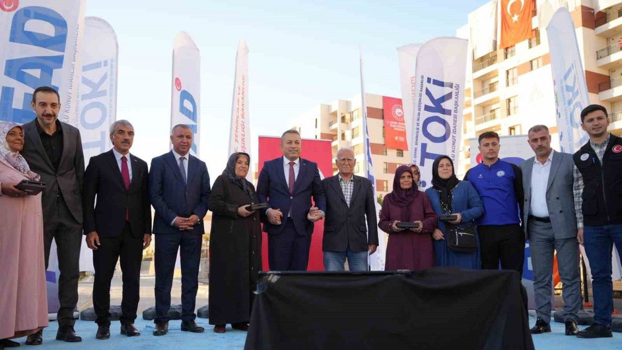 Cumhurbaşkanı Erdoğan’ın katılımıyla Kilis’te 495 deprem konutunun kurası çekildi