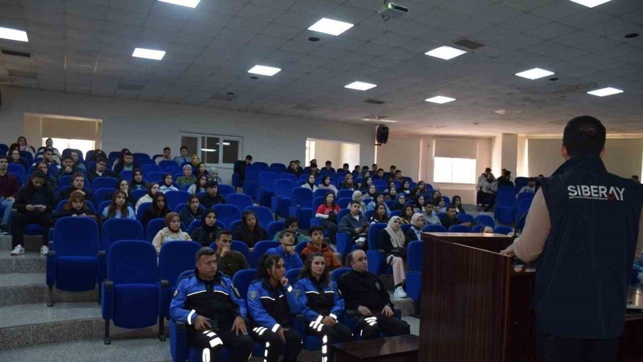 Polisten öğrenci ve öğretim görevlilerine siber güvenlik eğitimi