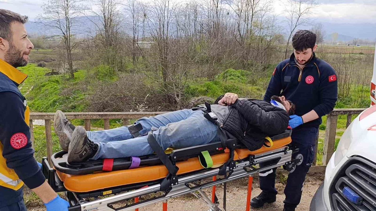 Zincirleme trafik kazası: Araç dere yatağına uçtu, 4 yaralı