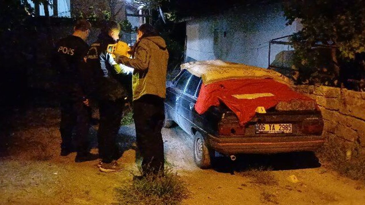 Babasının evinin önünde tüfekle atıp açtı