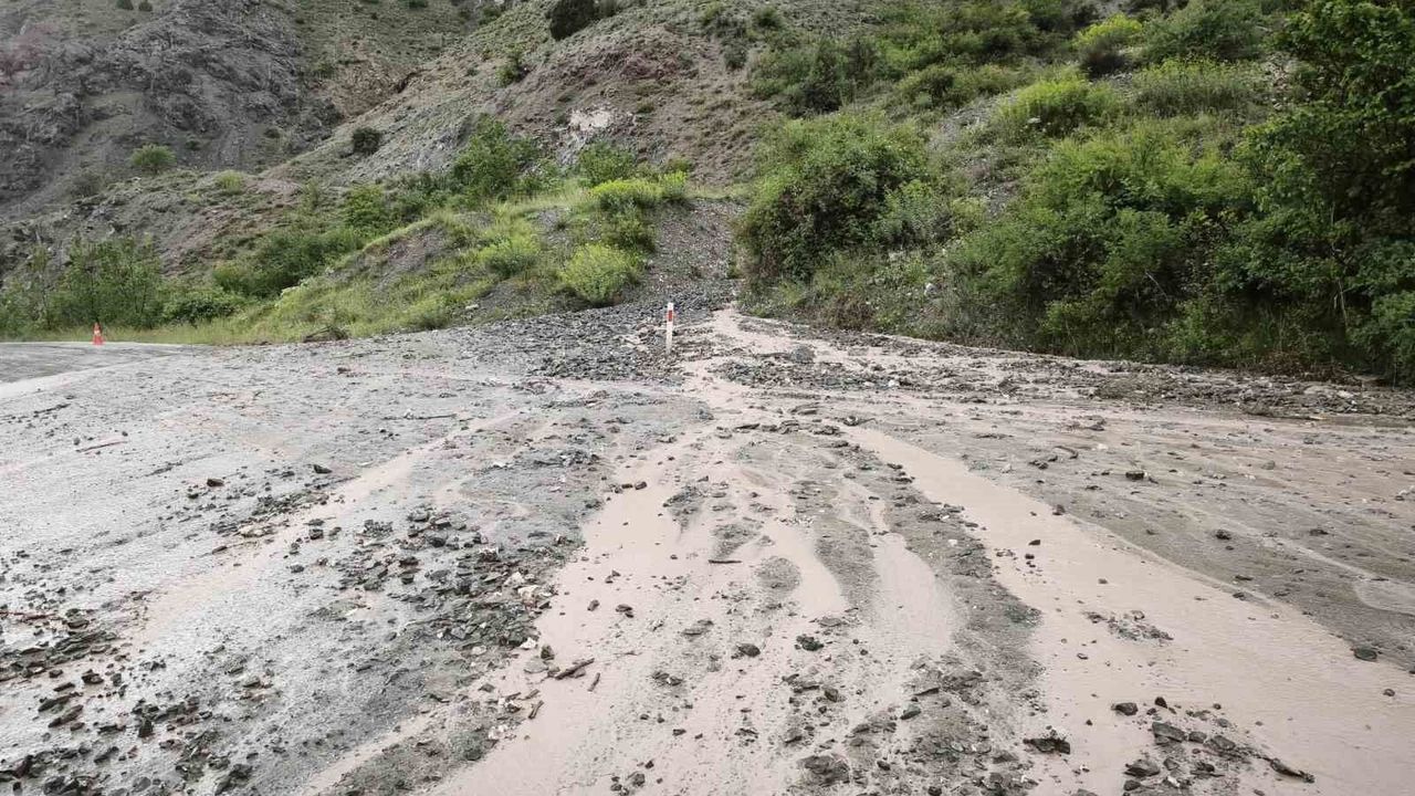 Erzincan-Kemah yolunda heyelan!