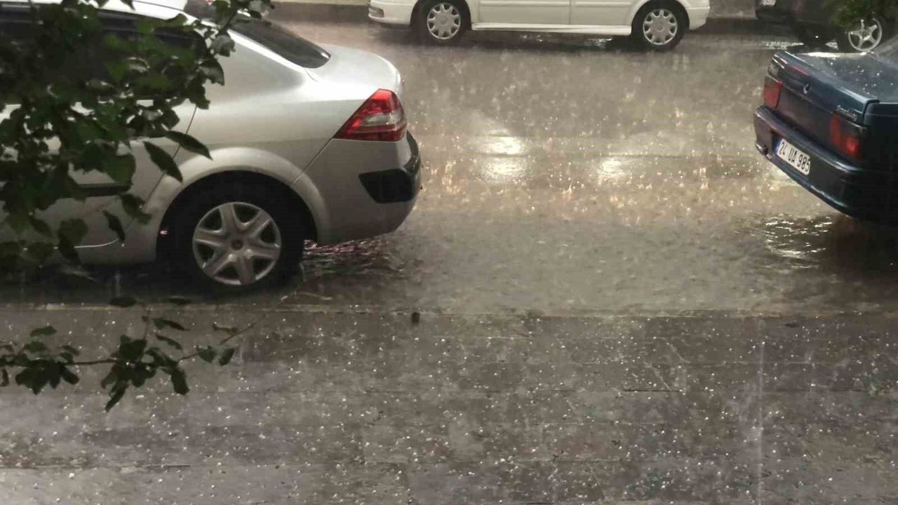 Erzincan'da dolu ve heyelan ulaşımı olumsuz etkiledi