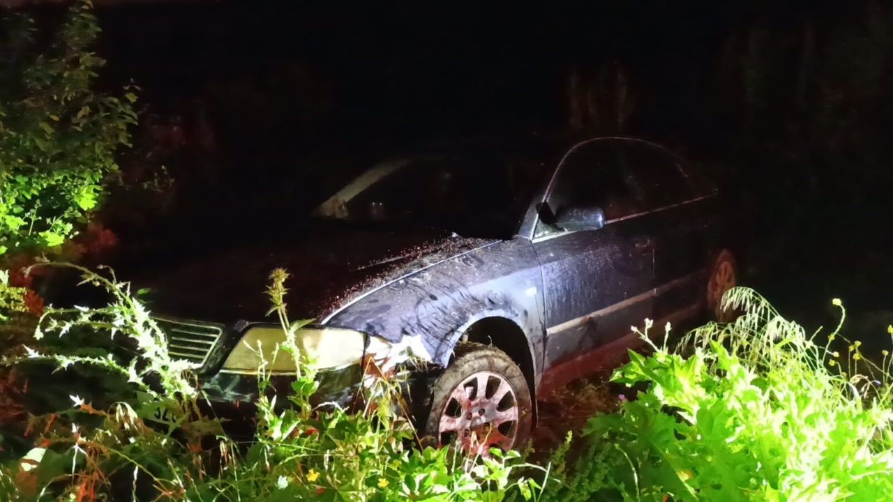 Otomobil Tarlaya Uçtu: Sürücü Aracı Bırakıp Kayıplara Karıştı