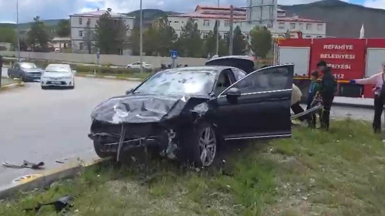 Refahiye’de Feci Kaza: İki Otomobil Çarpıştı, 6 Kişi Yaralandı