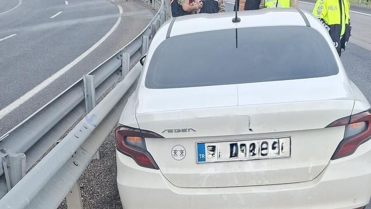 Tercan’da Korkutan Kaza: Otomobil Bariyere Saplandı
