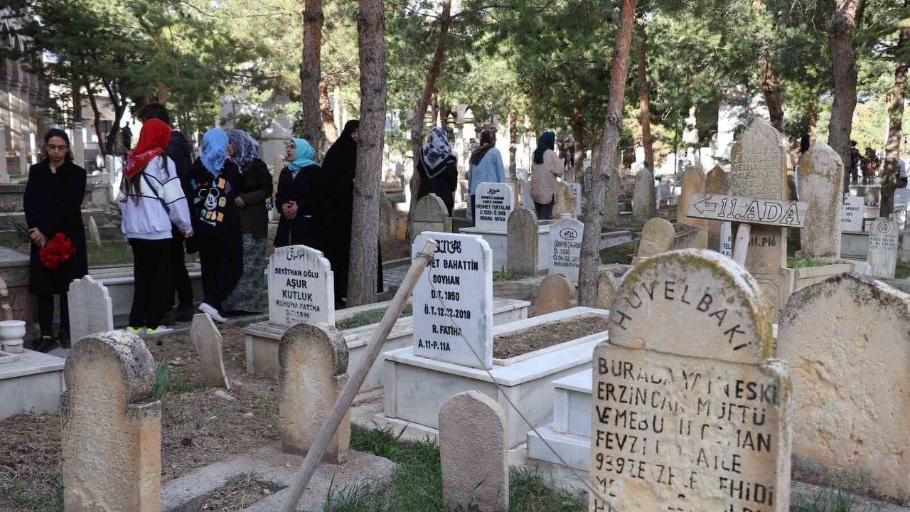 Terzibaba Mezarlığı'nda arife günü yoğunluğu
