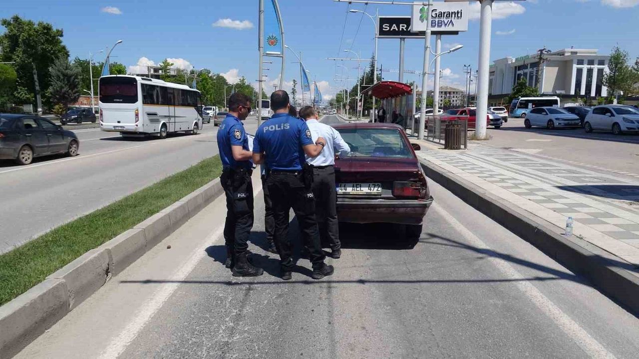 Yolcu otobüsü ile otomobil çarpıştı: 5 yaralı