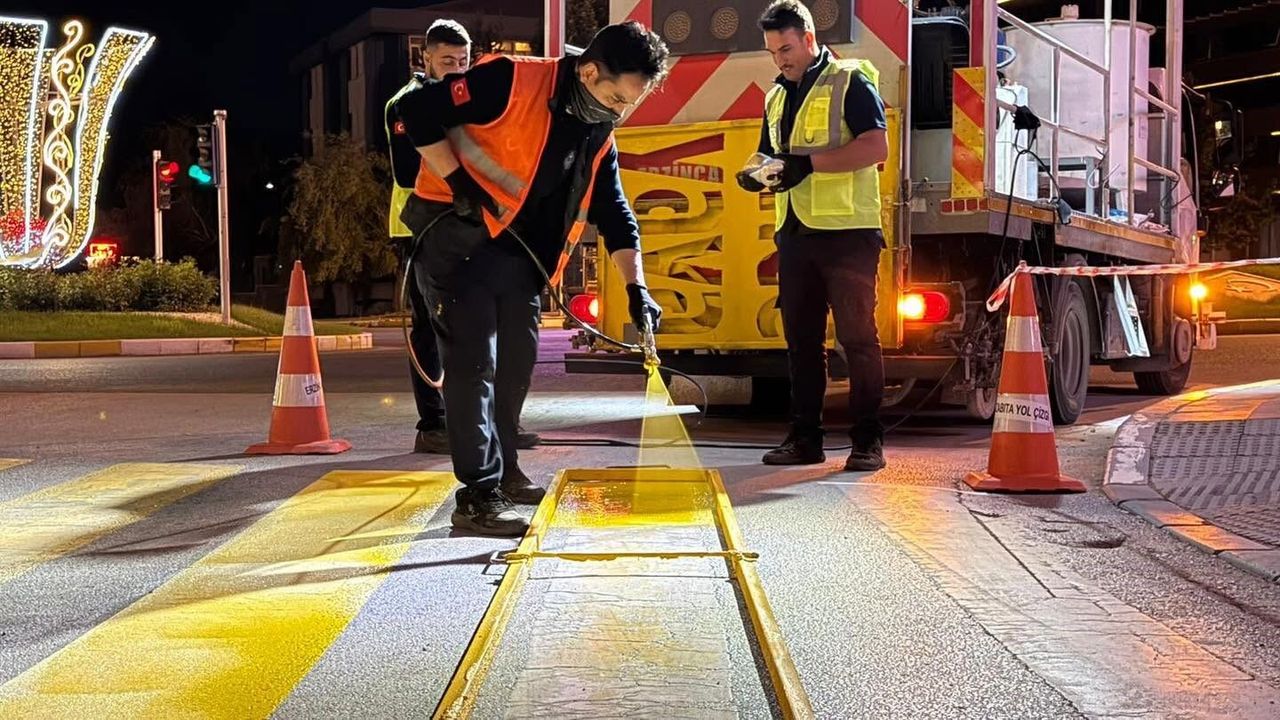 Erzincan'da yol çizgileri yenileniyor