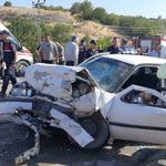 İki Araç Kafa Kafaya Çarpıştı: 1 Ölü, 10 Yaralı