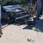 Önce aydınlatma direğine, sonra ağaca çarptı: 2 yaralı