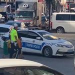 Trafik Polisi Çocukları Ellerinden Tutarak Karşıya Geçirdi