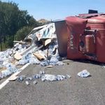 Elazığ'da su yüklü tır yan yattı: 1 yaralı