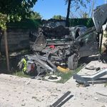 Evin bahçesine uçan araç güvenlik kamerasında