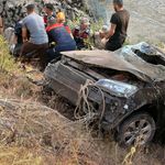 Araç dereye uçtu: 1 ölü, 4 yaralı