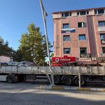 Erzincan'da tırın dorsesi aydınlatma direğine çarptı