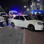 Ticari araçla çarpışan otomobil bina duvarına çarptı