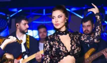 Ebru Yaşar Siyah Dantel Tulumuyla Göz Kamaştırdı
