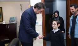 Bandırma Belediye Başkanı Tosun, küçük taraftara Bandırmaspor forması hediye etti.