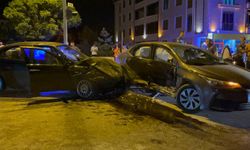 Erzincan'da iki araç birbirine girdi 6 yaralı