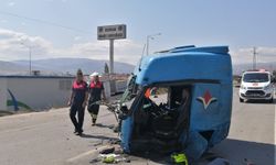 Erzincan’da 2 Tır kafa kafaya çarpıştı 2 yaralı
