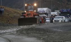 Heyelan nedeniyle kapanan Erzincan-Sivas kara yolu tek şeritli ulaşıma açıldı