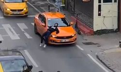 Beyoğlu’nda araçların önünü kesti, taksinin kaputunun üzerine yattı