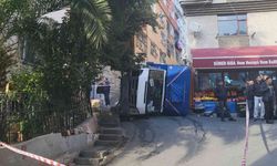 Beyoğlu’nda faciadan dönülen anlar kamerada: Devrilen kamyonetin altında kalmaktan son anda kurtuldu