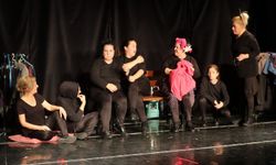 Çınar Kadın Tiyatrosu farklı oyunuyla izleyenleri büyüledi