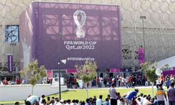Doha’da stadyumların çevresinde yüzlerce kişi Cuma namazını kıldı