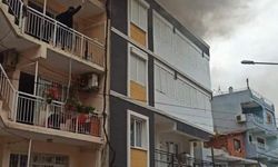 İzmir’de 4 katlı binanın çatı katı alev alev yandı