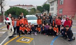 İzmir'de rallicilerden öğrencilere trafik eğitimi