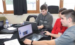 Lise öğrencileri Türkiye’de ilk olan girişimcilik programı ile proje geliştiriyor