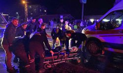 Motosiklet dönüş yapan ticari taksiyle çarpıştı: 2 yaralı