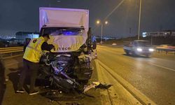 TEM’de tıra çarpan kamyonetin sürücüsü yaralandı