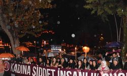Turuncu renge bürünen Amasya’da kadına şiddete karşı meşaleli yürüyüş