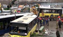 Alibeyköy’de 33 kişinin yaralandığı kazanın ardından otobüsü ve tramvayı kaldırma çalışması sürüyor