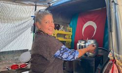 Antalya’da pazarcı esnafı, 10 yıldır güne Leyla ablalarının çayıyla başlıyor