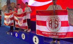 Antalyasporlu yüzücülerden beşte beş